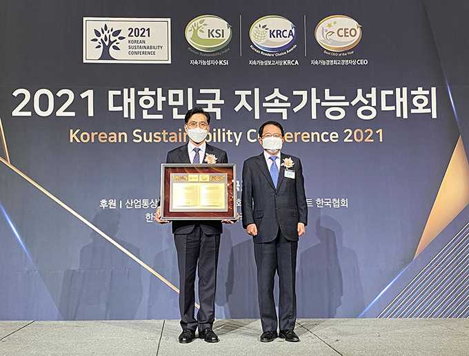 진재승 대표(왼쪽) 지속가능경영 최고경영자상 수상