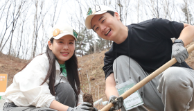 미래,세대 잇는 신혼부부와 희망의 나무 심었다